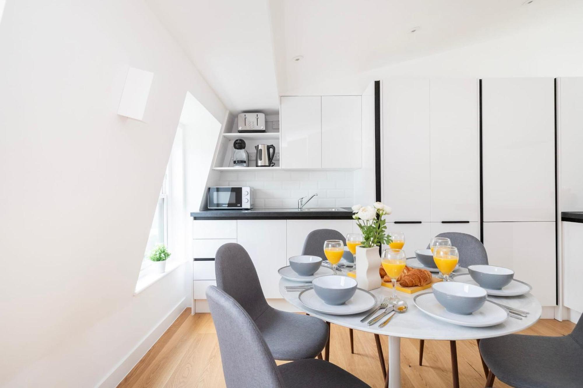 Fitzrovia & Soho - 2Br With Balcony - Cityapartmentstay Londra Dış mekan fotoğraf
