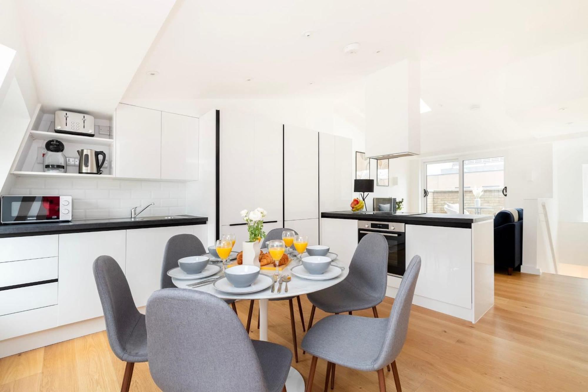 Fitzrovia & Soho - 2Br With Balcony - Cityapartmentstay Londra Dış mekan fotoğraf